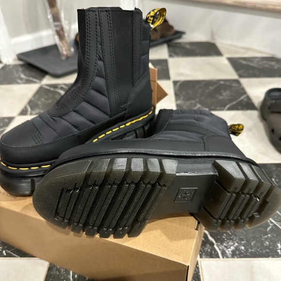Dr. Martens Audrick Quilted Chelsea Boot NWT - Picture 4 of 6